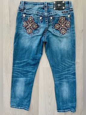 Miss Me Sherri Boyfriend Capri Blue Denim Jeans Embroidered Floral Back Pockets
